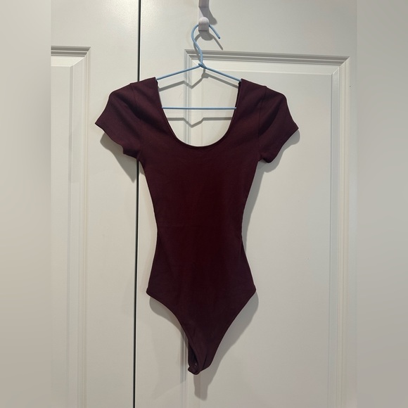 Abercrombie & Flitch Short-Sleeve Cotton Ribbed Scoop Neck Bodysuit in Maroon XS - Picture 9 of 11